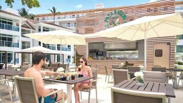 Apartamento, 3 quartos, sacada, vista para o oceano | Opções para refeição ao ar livre