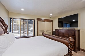 3 bedrooms, desk, iron/ironing board, free WiFi - Canyons Retreat: Alpine Charm, Shared Hot Tub/Pool, Sleeps 10, Cozy Fireplace (Park City)
