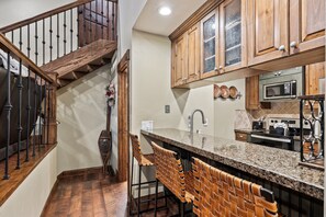 Fridge, microwave, oven, stovetop - Canyons Retreat: Alpine Charm, Shared Hot Tub/Pool, Sleeps 10, Cozy Fireplace (Park City)