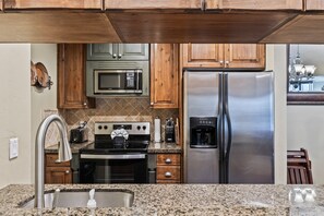 Fridge, microwave, oven, stovetop - Canyons Retreat: Alpine Charm, Shared Hot Tub/Pool, Sleeps 10, Cozy Fireplace (Park City)