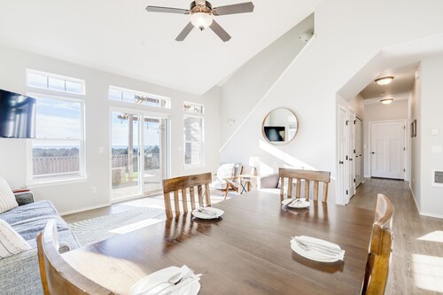 Valhalla Vista-views, hot tub, cute & modern