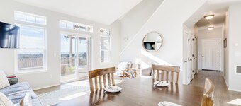 Valhalla Vista-views, hot tub, cute & modern