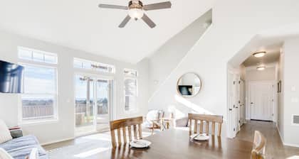 Valhalla Vista-views, hot tub, cute & modern