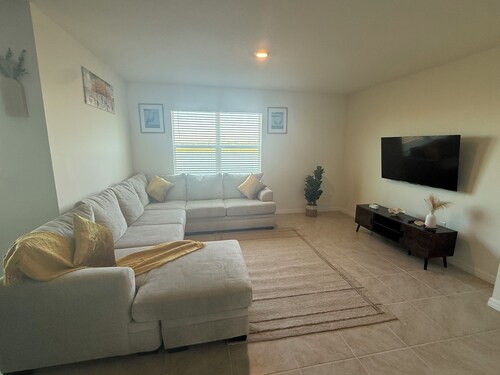 Experience Orlando Magic at Tana: Your Lakeview Oasis minutes from Disney!