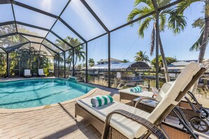 A heated pool - Waterfront Fun with Heated Pool, Dock & Tiki Hut in Cape Coral - Coral Villa Getaway - Roelens (Cape Coral)