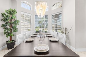 Dining - Waterfront Fun with Heated Pool, Dock & Tiki Hut in Cape Coral - Coral Villa Getaway - Roelens (Cape Coral)