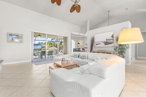 Smart TV, offices - Waterfront Fun with Heated Pool, Dock & Tiki Hut in Cape Coral - Coral Villa Getaway - Roelens (Cape Coral)