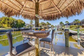 Outdoor dining - Waterfront Fun with Heated Pool, Dock & Tiki Hut in Cape Coral - Coral Villa Getaway - Roelens (Cape Coral)
