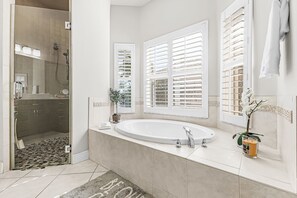 Shower, hair dryer, towels - Waterfront Fun with Heated Pool, Dock & Tiki Hut in Cape Coral - Coral Villa Getaway - Roelens (Cape Coral)