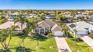 Exterior - Waterfront Fun with Heated Pool, Dock & Tiki Hut in Cape Coral - Coral Villa Getaway - Roelens (Cape Coral)