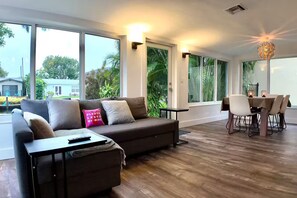 Smart TV, books - Waterfront 2BR Oasis, Quiet Island Near Beach and Airport and Hard Rock Stadium (Fort Lauderdale)