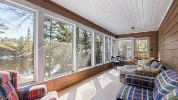 Televisión, chimenea, reproductor de DVD y libros