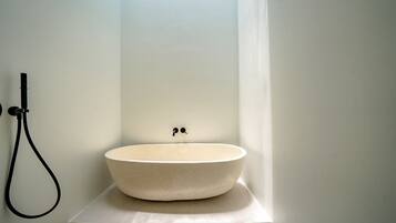 Villa – deluxe, 2 soverom, terrasse, bassengutsikt | Bad | Separat badekar og dusj, toalettartikler (inkludert) og hårføner