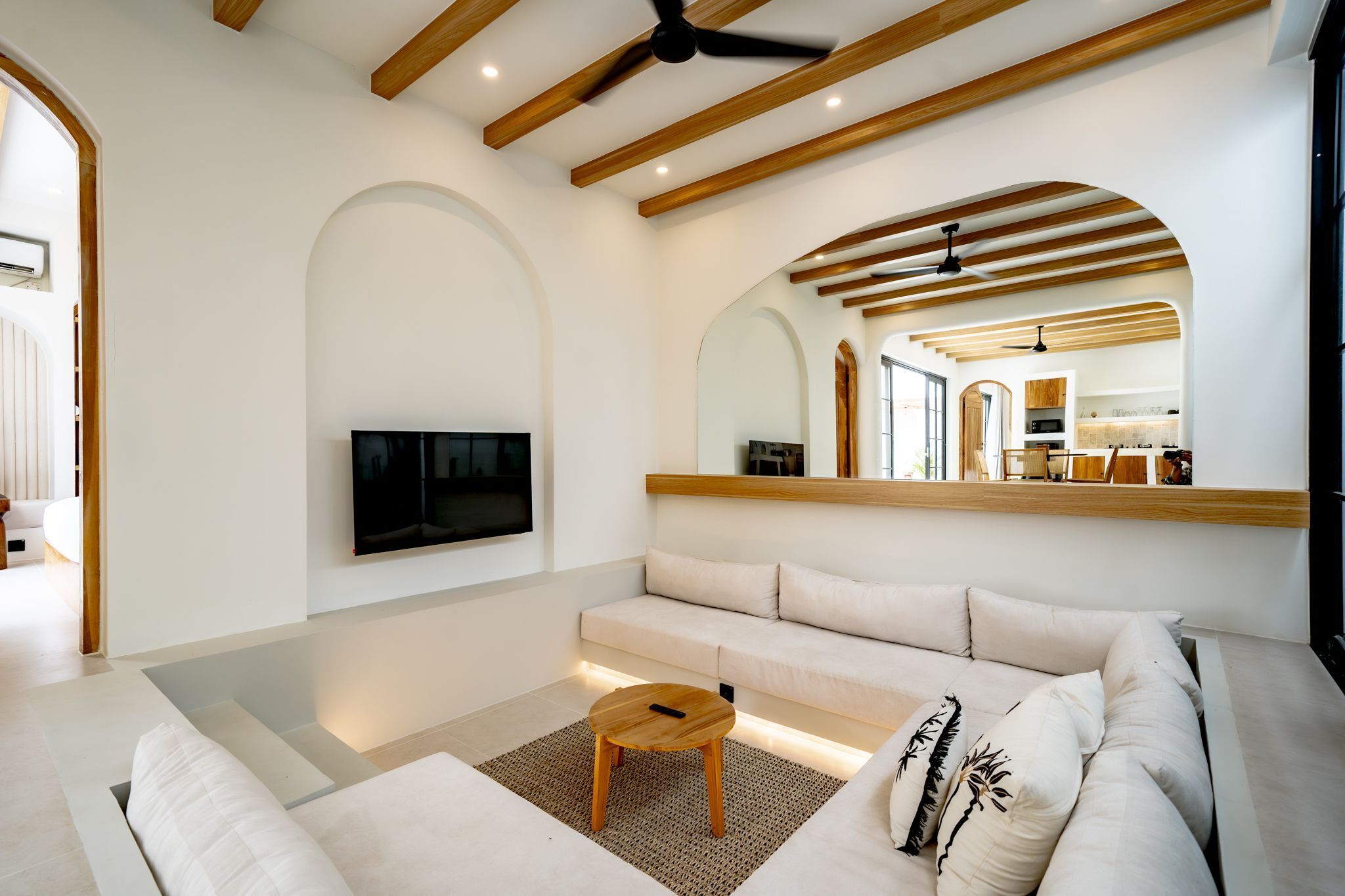 Deluxe-villa - 2 soveværelser - terrasse - udsigt til pool | Stue | 50-tommers tv med kabelkanaler