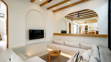 Deluxe-villa - 2 soveværelser - terrasse - udsigt til pool | Stue | 50-tommers tv med kabelkanaler