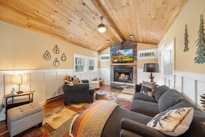 TV, fireplace - 3 BR Beech Mtn Basecamp: 2 Mi to Resort, Fireplace & Firepit (Beech Mountain)