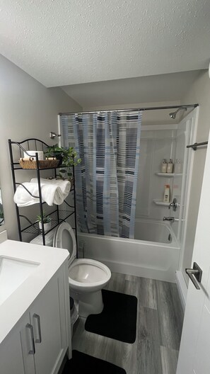 Towels, soap, toilet paper - Nice and Cozy Apartment (Regina)