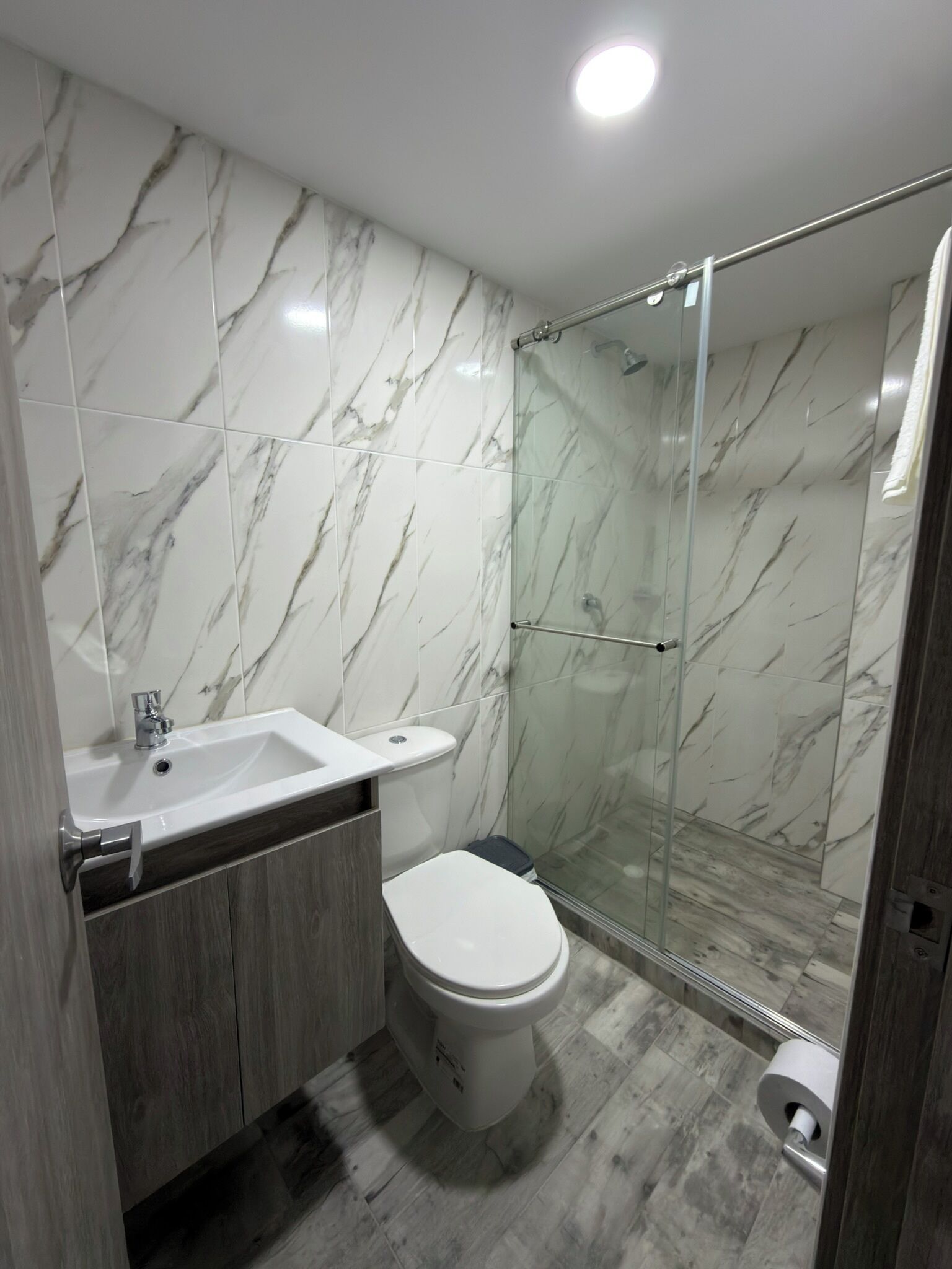 Asciugamani, sapone, carta igienica