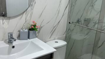 提供毛巾、番梘、廁紙