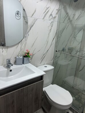 毛巾、肥皂、卫生纸