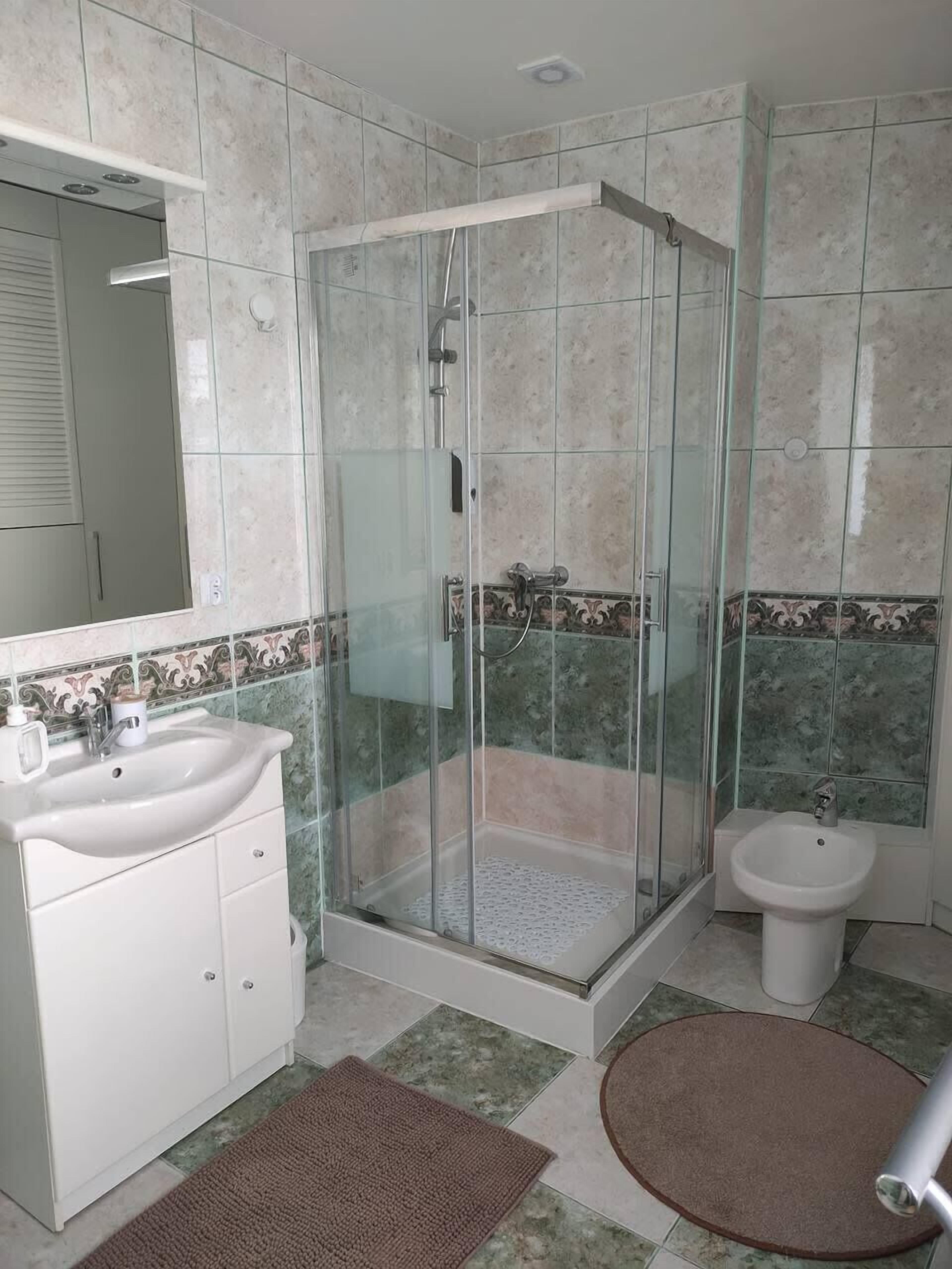 Douche, sèche-cheveux, serviettes fournies