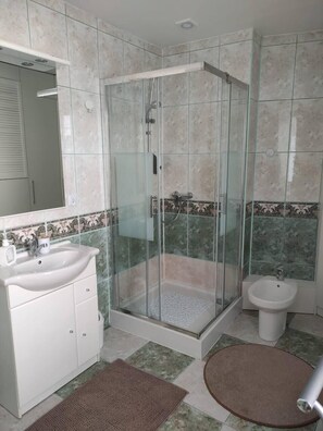 Ducha, secador de pelo, toallas