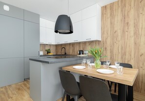 Kühlschrank, Ofen, Herdplatte, Geschirrspüler