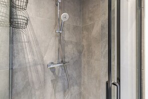 Shower, hair dryer, towels - Osiedle Tysiąclecia Piastów Apartment (Katowice)