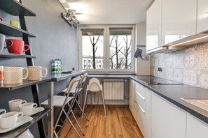 Frigorífico, microondas, horno y placa de cocina