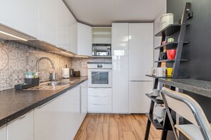 Réfrigérateur, micro-ondes, four, plaque de cuisson