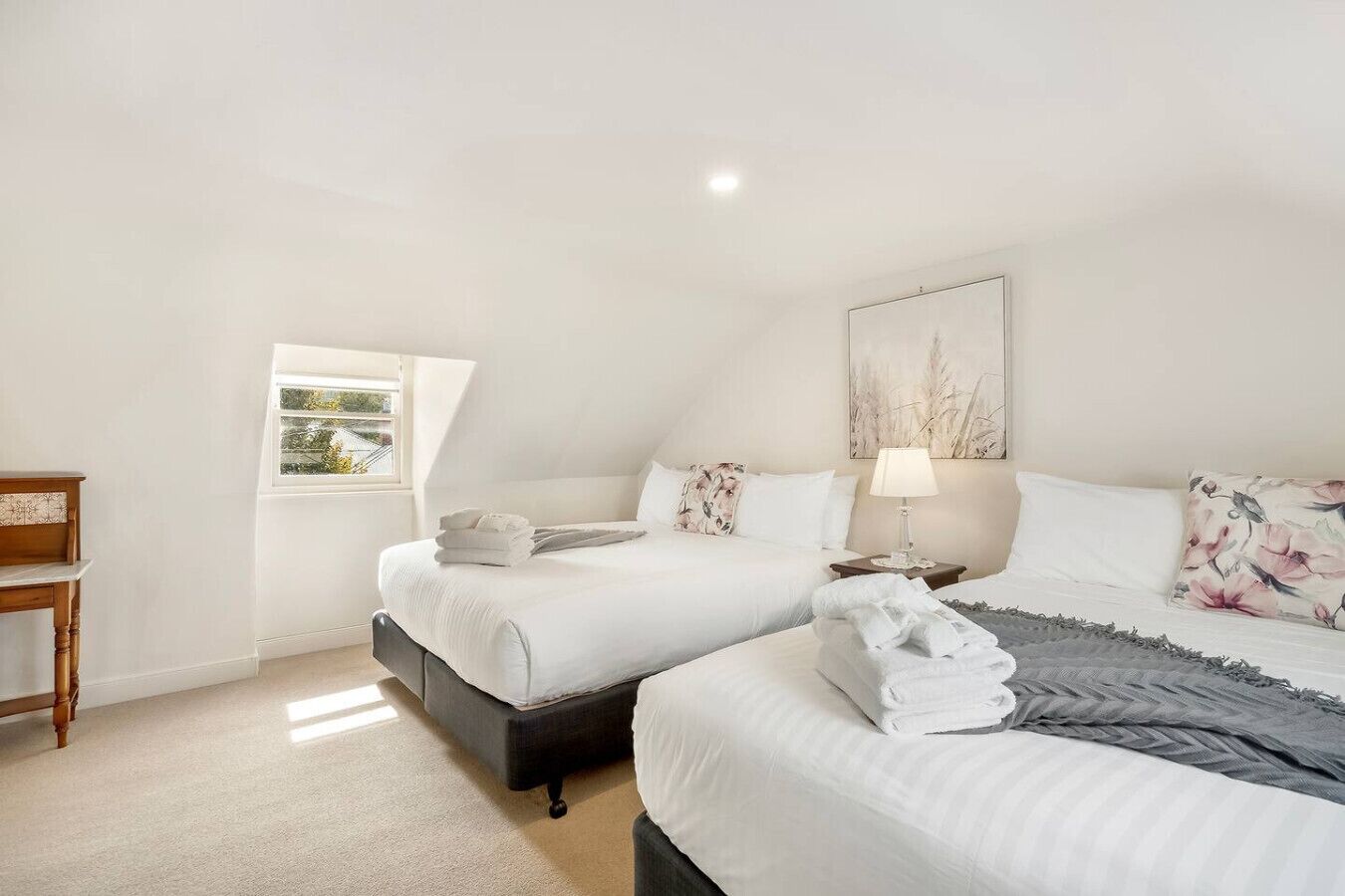 Skrivbord, strykjärn/strykbräda, wi-fi och sängkläder