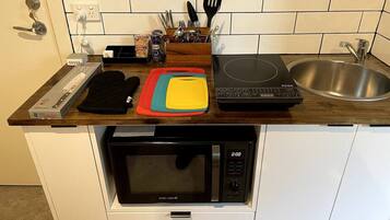 Fridge, microwave, oven, coffee/tea maker