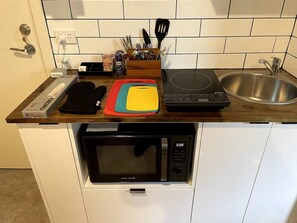 Kylskåp, mikrovågsugn, ugn och kaffe- och tebryggare