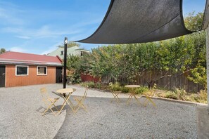 Outdoor dining - Hurst Cottage North Hobart x 6 (North Hobart)