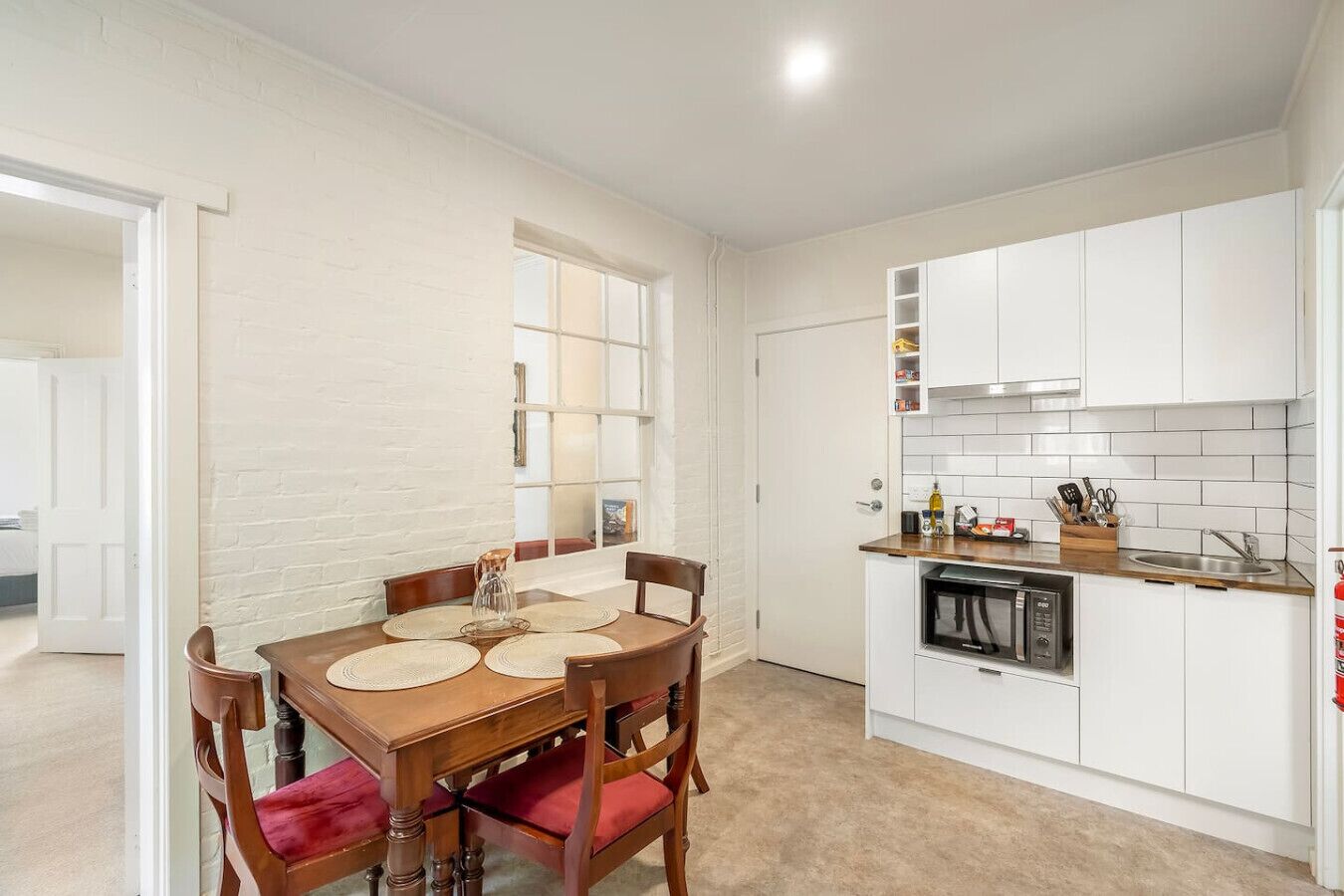 Kjøleskap, mikrobølgeovn, ovn og kaffetrakter/tekoker