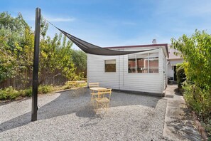 Outdoor dining - Hurst Cottage North Hobart x 6 (North Hobart)
