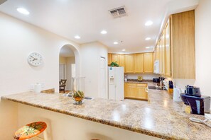 Fridge, microwave, oven, stovetop - 1st floor condo w/ sauna, shared pools, patio, limited-mobility access, gym (Kissimmee)