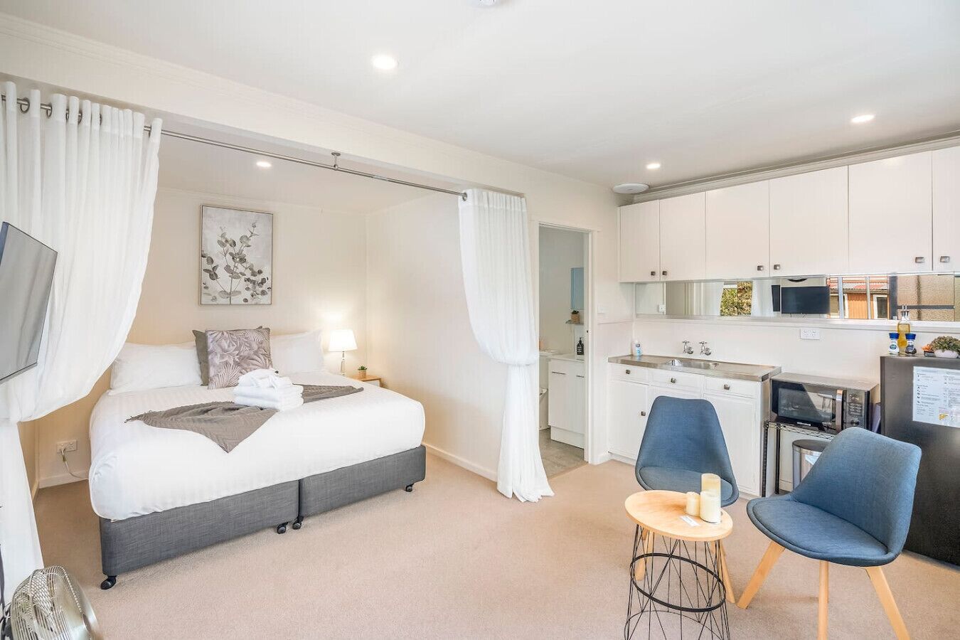 Iron/ironing board, WiFi, bed sheets