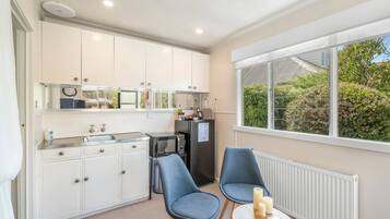 Fridge, microwave, oven, coffee/tea maker