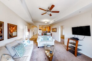 Table football, offices - 3rd floor condo w/ hot tub, sauna, balcony, gym, shared pools, near theme parks (Kissimmee)