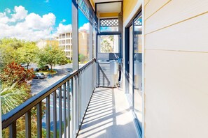 Property grounds - 3rd floor condo w/ hot tub, sauna, balcony, gym, shared pools, near theme parks (Kissimmee)