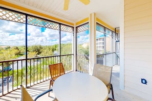 Outdoor dining - 3rd floor condo w/ hot tub, sauna, balcony, gym, shared pools, near theme parks (Kissimmee)