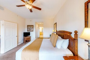 3 bedrooms, iron/ironing board, travel cot, Internet - 3rd floor condo w/ hot tub, sauna, balcony, gym, shared pools, near theme parks (Kissimmee)