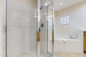 Shower, towels - 4th floor condo w/ hot tub, balcony, shared pools, sauna, gym, near theme parks (Kissimmee)