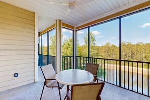 Outdoor dining - 4th floor condo w/ hot tub, balcony, shared pools, sauna, gym, near theme parks (Kissimmee)