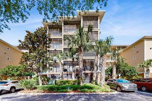 Exterior - 4th floor condo w/ hot tub, balcony, shared pools, sauna, gym, near theme parks (Kissimmee)