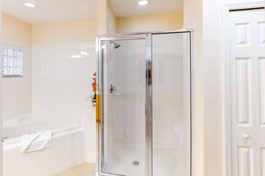 Shower, towels - 3rd floor condo w/ gym, hot tub, sauna, balcony, shared pools, near theme parks (Kissimmee)