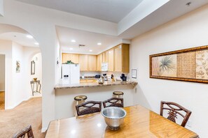 Dining - 3rd floor condo w/ gym, hot tub, sauna, balcony, shared pools, near theme parks (Kissimmee)