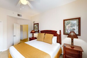 2 bedrooms, iron/ironing board, travel cot, Internet - 2nd floor condo w/ balcony, shared pools, hot tub, sauna, gym, near theme parks (Kissimmee)