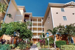 Exterior - 4th floor condo w/ hot tub, sauna, balcony, gym, shared pools, near theme parks (Kissimmee)